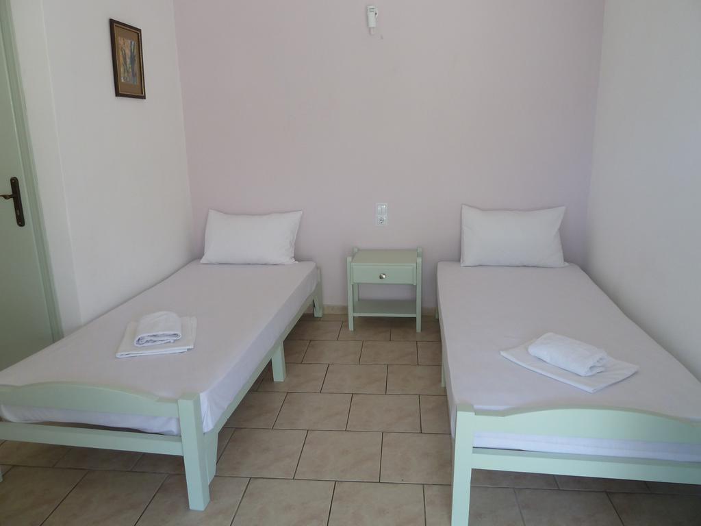 Four Seasons Rooms & Apartments Chora  Room photo