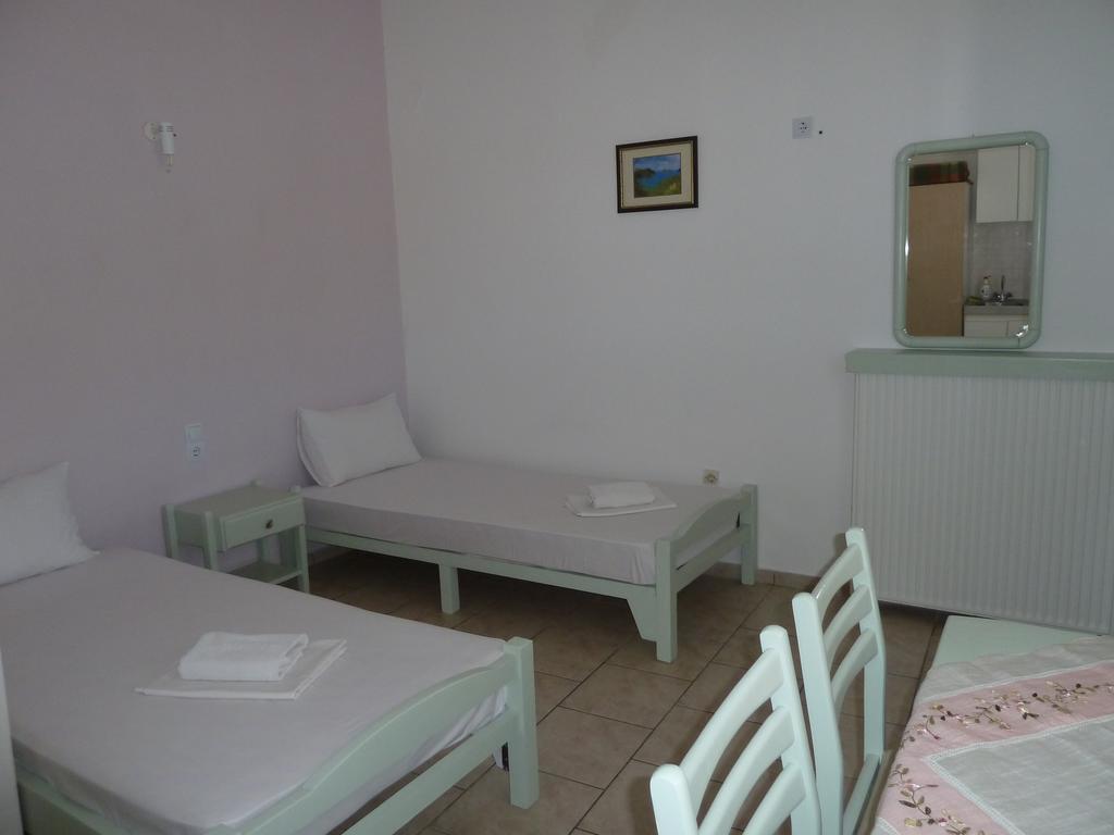 Four Seasons Rooms & Apartments Chora  Room photo